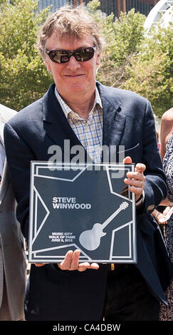 5. Juni 2012 - Nashville, Tennessee; USA - Musiker STEVE WINWOOD ist in der Music City Walk of Fame aufgenommen, die in Downtown Nashville befindet.  Copyright 2012 Jason Moore. (Kredit-Bild: © Jason Moore/ZUMAPRESS.com) Stockfoto