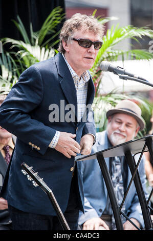 5. Juni 2012 - Nashville, Tennessee; USA - Musiker STEVE WINWOOD ist in der Music City Walk of Fame aufgenommen, die in Downtown Nashville befindet.  Copyright 2012 Jason Moore. (Kredit-Bild: © Jason Moore/ZUMAPRESS.com) Stockfoto