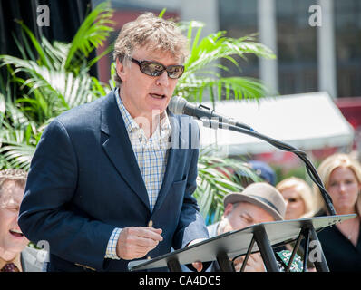 5. Juni 2012 - Nashville, Tennessee; USA - Musiker STEVE WINWOOD ist in der Music City Walk of Fame aufgenommen, die in Downtown Nashville befindet.  Copyright 2012 Jason Moore. (Kredit-Bild: © Jason Moore/ZUMAPRESS.com) Stockfoto