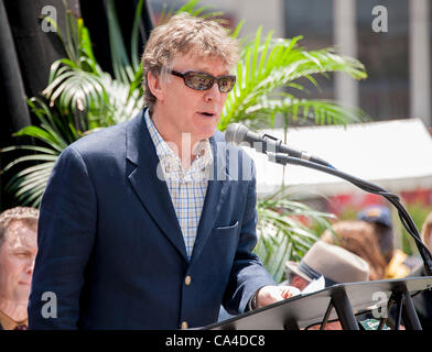 5. Juni 2012 - Nashville, Tennessee; USA - Musiker STEVE WINWOOD ist in der Music City Walk of Fame aufgenommen, die in Downtown Nashville befindet.  Copyright 2012 Jason Moore. (Kredit-Bild: © Jason Moore/ZUMAPRESS.com) Stockfoto