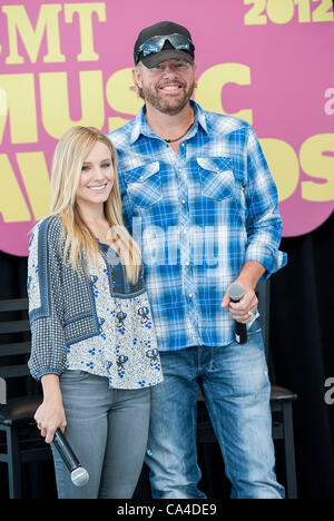 5. Juni 2012 teilnehmen - Nashville, Tennessee, USA - Schauspielerin KRISTEN BELL und Musiker TOBY KEITH in einer Pressekonferenz in der Bridgestone Arena am Vorabend der CMT Music Awards, die in Nashville stattfinden. (Kredit-Bild: © Jason Moore/ZUMAPRESS.com) Stockfoto