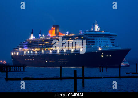 SOUTHAMPTON, UK, 5. Juni 2012. Die Queen Mary 2 betritt Southampton Dock als Teil der "Drei Königinnen"-Veranstaltung während der Feierlichkeiten für Diamant-Jubiläum von Königin Elizabeth II. Stockfoto