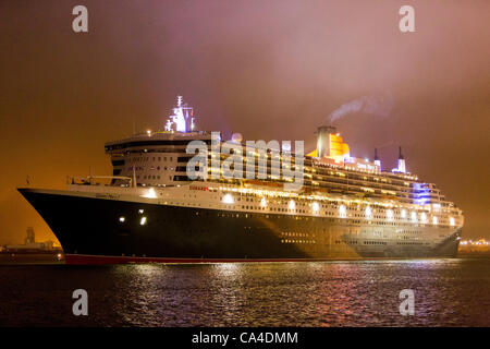 SOUTHAMPTON, UK, 5. Juni 2012. Die Queen Mary 2 fährt von Southampton Dock als Teil der "Drei Königinnen"-Veranstaltung während der Feierlichkeiten für Diamant-Jubiläum von Königin Elizabeth II. Stockfoto