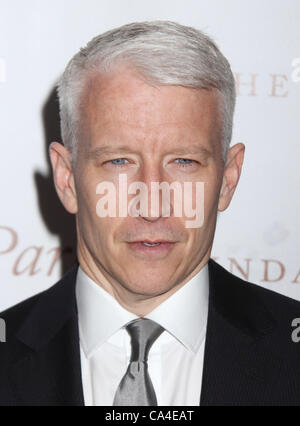 5. Juni 2012 - New York, New York, USA - ANDERSON COOPER besucht die Gordon Parks Foundation Centennial Gala statt im Museum of Modern Art. (Bild Kredit: Nancy Kaszerman/ZUMAPRESS.com ©) Stockfoto