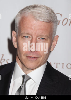 5. Juni 2012 - New York, New York, USA - ANDERSON COOPER besucht die Gordon Parks Foundation Centennial Gala statt im Museum of Modern Art. (Bild Kredit: Nancy Kaszerman/ZUMAPRESS.com ©) Stockfoto