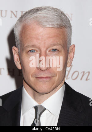 5. Juni 2012 - New York, New York, USA - ANDERSON COOPER besucht die Gordon Parks Foundation Centennial Gala statt im Museum of Modern Art. (Bild Kredit: Nancy Kaszerman/ZUMAPRESS.com ©) Stockfoto