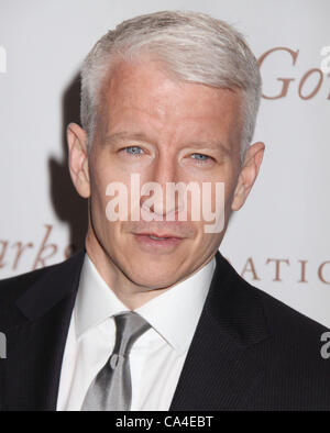 5. Juni 2012 - New York, New York, USA - ANDERSON COOPER besucht die Gordon Parks Foundation Centennial Gala statt im Museum of Modern Art. (Bild Kredit: Nancy Kaszerman/ZUMAPRESS.com ©) Stockfoto