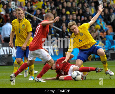 Stockholm 2012-06-05 Fußball Schweden Vs Serbia - im Bild Sebastian Larsson 7 Alexasandar Ignjovski 16 Radosav Pertovic 10 und Rasmus Elm 6- Stockfoto