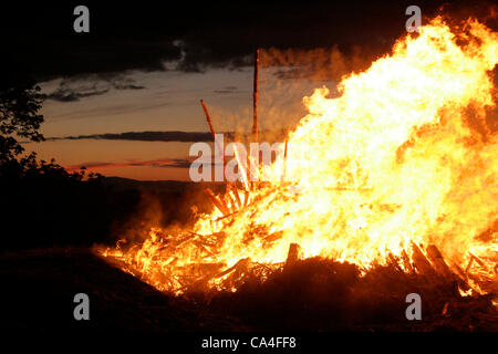 Ein Lagerfeuer brennt, der Königin Diamond Jubilee, Reue Turm, Beacon Hill, Hoddom, Lockerbie, Dumfries & Galloway, Schottland zu feiern. 4. Juni 2012. Nur eines 4.000 in ganz Schottland. Stockfoto