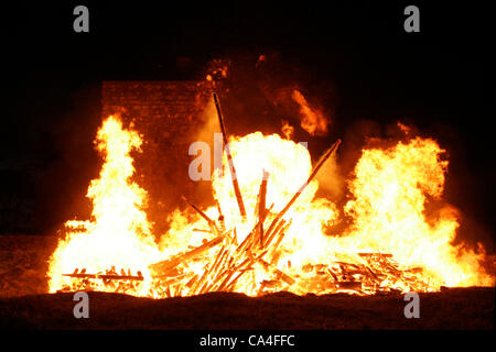 Ein Lagerfeuer brennt, der Königin Diamond Jubilee, Reue Turm, Beacon Hill, Hoddom, Lockerbie, Dumfries & Galloway, Schottland zu feiern. 4. Juni 2012. Nur eines 4.000 in ganz Schottland. Stockfoto