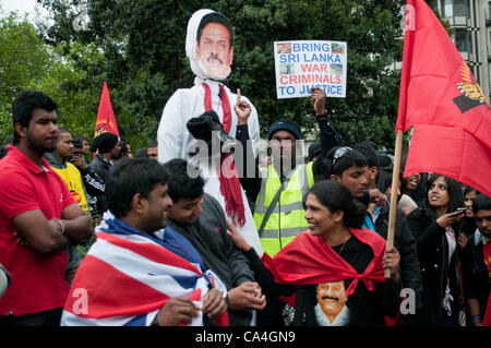 London, UK. 06.06.12. Sri Lanka Demonstranten gegenüber dem Hilton Hotel in Park Lane waren gegen Mahinda Rajapaksas Commonwealth Mittagessen mit Königin Elizabeth II. Mahinda Rajapaksa hat der Vorsitz über die Menschenrechtsverletzungen nach Behauptungen von Kriegsverbrechen durch Sri-Lankischen Streitkräfte beschuldigt worden. Stockfoto