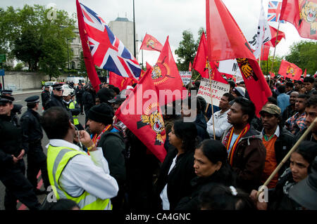 London, UK. 06.06.12. Sri Lanka Demonstranten gegenüber dem Hilton Hotel in Park Lane waren gegen Mahinda Rajapaksas Commonwealth Mittagessen mit Königin Elizabeth II. Mahinda Rajapaksa hat der Vorsitz über die Menschenrechtsverletzungen nach Behauptungen von Kriegsverbrechen durch Sri-Lankischen Streitkräfte beschuldigt worden. Stockfoto