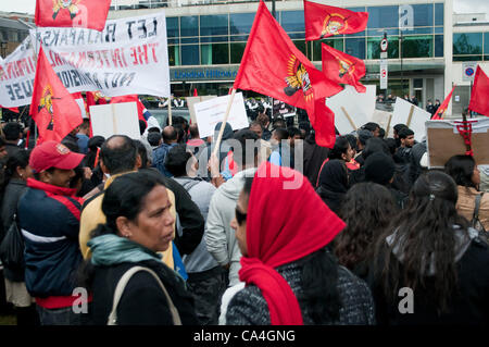 London, UK. 06.06.12. Sri Lanka Demonstranten gegenüber dem Hilton Hotel in Park Lane waren gegen Mahinda Rajapaksas Commonwealth Mittagessen mit Königin Elizabeth II. Mahinda Rajapaksa hat der Vorsitz über die Menschenrechtsverletzungen nach Behauptungen von Kriegsverbrechen durch Sri-Lankischen Streitkräfte beschuldigt worden. Stockfoto