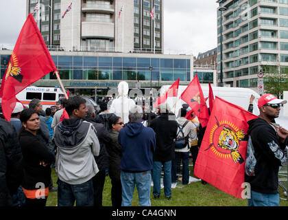 London, UK. 06.06.12. Sri Lanka Demonstranten gegenüber dem Hilton Hotel in Park Lane waren gegen Mahinda Rajapaksas Commonwealth Mittagessen mit Königin Elizabeth II. Mahinda Rajapaksa hat der Vorsitz über die Menschenrechtsverletzungen nach Behauptungen von Kriegsverbrechen durch Sri-Lankischen Streitkräfte beschuldigt worden. Stockfoto