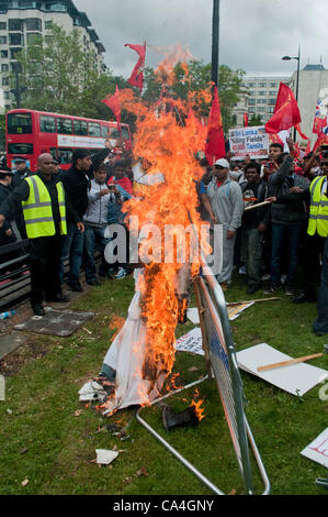 London, UK. 06.06.12. Sri Lanka Demonstranten verbrennen ein Bildnis ihres Präsidenten Mahinda Rajapaksa gegenüber dem Hilton-Hotel in der Park Lane. Mahinda Rajapaksa wurde vorgeworfen, der Vorsitz über Menschenrechtsverletzungen, nachdem Vorwürfe von Kriegsverbrechen durch Sri Lanka bewaffnete Stockfoto