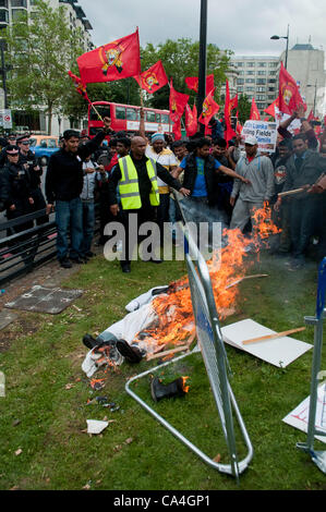 London, UK. 06.06.12. Sri Lanka Demonstranten verbrennen ein Bildnis ihres Präsidenten Mahinda Rajapaksa gegenüber dem Hilton-Hotel in der Park Lane. Mahinda Rajapaksa hat der Vorsitz über die Menschenrechtsverletzungen nach Behauptungen von Kriegsverbrechen durch Sri-Lankischen Streitkräfte beschuldigt worden. Stockfoto