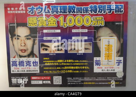 Steckbrief der Aum Shinrikyo Kultmitglied angezeigt in Tokio, Japan. Eines der Flüchtling, Naoko Kikuchi (rechts) wurde für Tokyo u-Bahn Sarin Gasangriff, nach 17 Jahren auf der Flucht aus Sonntag, 3. Juni 2012 verhaftet. Die Notiz befestigt war, sagte: "verhaftet.  Vielen Dank für Ihre Mitarbeit. " Stockfoto