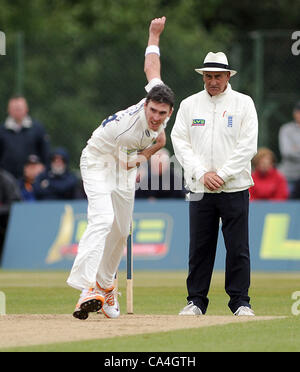 Horsham, Sussex, UK. 6. Juni 2012 - Sussex Bowler Steve Magoffin in Aktion gegen Surrey in ihre LV Liga 1 County Championship match bei Horsham heute Stockfoto