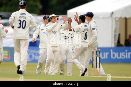 Horsham, Sussex, UK. 6. Juni 2012 - match Sussex Ed Joyce hält der Ball feiert mit Melone einschiffigen Arif Gondal, nachdem sie Jon Lewis von Surrey in ihre LV 1 County Meisterschaft entlassen hatte bei Horsham heute Stockfoto