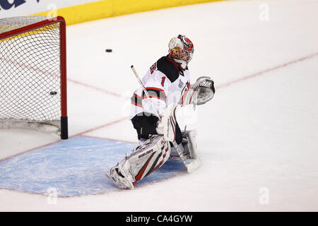O4.06.2012. Staples Center, Los Angeles, Kalifornien.  New Jersey Devils Torhüter #1 erwärmt Johan Hedberg (SWE) vor dem Spiel 3 der Stanley-Cup-Finale zwischen den New Jersey Devils und den Los Angeles Kings im Staples Center in Los Angeles, Kalifornien. Stockfoto