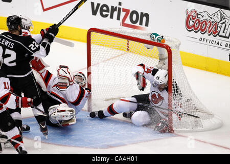 O4.06.2012. Staples Center, Los Angeles, Kalifornien.  New Jersey Devils Torhüter #30 macht Martin Brodeur (CAN) einen Handschuh als Verteidiger #24 speichern fällt Bryce Salvador (CAN) ins Netz in Spiel 3 der Stanley-Cup-Finale zwischen den New Jersey Devils und den Los Angeles Kings im Staples Center in Stockfoto