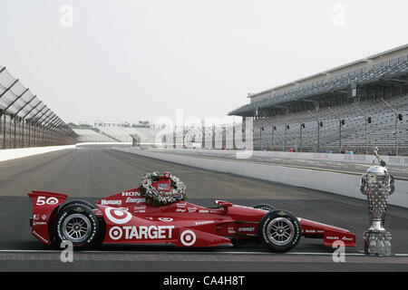 28. Mai 2012 - Indianapolis, Indiana, USA - IZOD Indycar Series, Indy 500, Indianapolis, IN, 18-27 Mai 2012 DARIO FRANCHITTI, Target Chip Ganassi Racing Honda, Siegesfeier, Winners Foto-Shooting. (Kredit-Bild: © Ron Bijlsma/ZUMAPRESS.com) Stockfoto