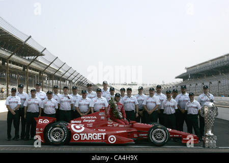 28. Mai 2012 - Indianapolis, Indiana, USA - IZOD Indycar Series, Indy 500, Indianapolis, IN, 18-27 Mai 2012 DARIO FRANCHITTI, Target Chip Ganassi Racing Honda, Siegesfeier, Winners Foto-Shooting (Kredit-Bild: © Ron Bijlsma/ZUMAPRESS.com) Stockfoto