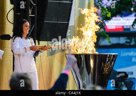 Belfast 06.06.2012 - Laura McCann (28), ein Sportlehrer am Gymnasium St Dominic entzündet den Olympische Kessel in Belfast Stockfoto