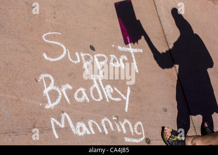 6. Juni 2012 spricht - Phoenix, AZ, Vereinigte Staaten von Amerika - A Demonstrant zur Unterstützung der US Armee PFC Bradley Manning in Phoenix Mittwoch. Etwa 10 Menschen versammelten sich an einer Straßenecke in zentralen Phoenix-Mittwoch, Manning, zu unterstützen, die kriminell wurden vorbei Geheimnisse in der '' Wikileaks'' in Rechnung gestellt Stockfoto