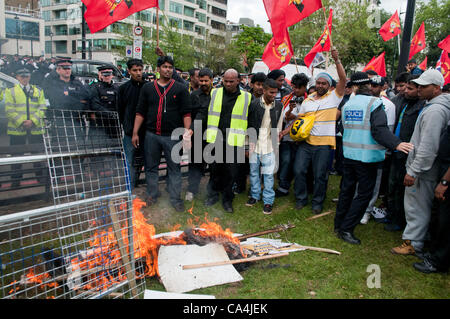 London, UK. 06.06.12. Sri Lanka Demonstranten verbrennen ein Bildnis ihres Präsidenten Mahinda Rajapaksa gegenüber dem Hilton-Hotel in der Park Lane. Mahinda Rajapaksa wurde vorgeworfen, der Vorsitz über Menschenrechtsverletzungen, nachdem Vorwürfe von Kriegsverbrechen durch Sri Lanka bewaffnete Stockfoto