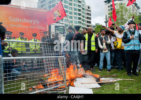 London, UK. 06.06.12. Sri Lanka Demonstranten verbrennen ein Bildnis ihres Präsidenten Mahinda Rajapaksa gegenüber dem Hilton-Hotel in der Park Lane. Mahinda Rajapaksa wurde vorgeworfen, der Vorsitz über Menschenrechtsverletzungen, nachdem Vorwürfe von Kriegsverbrechen durch Sri Lanka bewaffnete Stockfoto