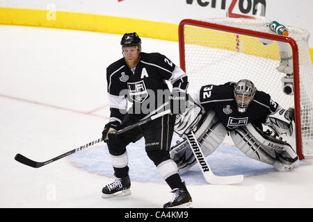 06.06.2012. Staples Center, Los Angeles, Kalifornien.   Die Los Angeles Kings Verteidiger #2 Matt Greene "A" (USA) und Torhüter #32 Jonathan Quick (USA) verteidigen das Netz während der New Jersey Devils-Spiel gegen die Los Angeles Kings in Spiel 4 der Stanley-Cup-Finale im Staples Center in Los Stockfoto