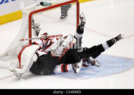 06.06.2012. Staples Center, Los Angeles, Kalifornien.   Los Angeles Kings weiterleiten #22 Trevor Lewis (USA) in New Jersey Devils Torhüter #30 fällt Martin Brodeur (CAN) bei den New Jersey Devils-Spiel gegen die Los Angeles Kings in Spiel 4 der Stanley-Cup-Finale im Staples Center in Los Angeles, Stockfoto