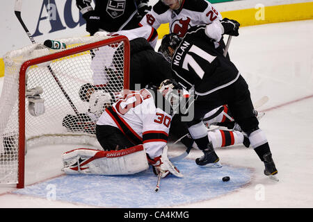 06.06.2012. Staples Center, Los Angeles, Kalifornien.   New Jersey Devils Torhüter #30 Martin Brodeur (CAN) den Puck nach Los Angeles Kings sucht weiterleiten #71 Jordan Nolan (CAN) bei den New Jersey Devils Spiel gegen die Los Angeles Kings in Spiel 4 der Stanley-Cup-Finale im Staples Center i Stockfoto