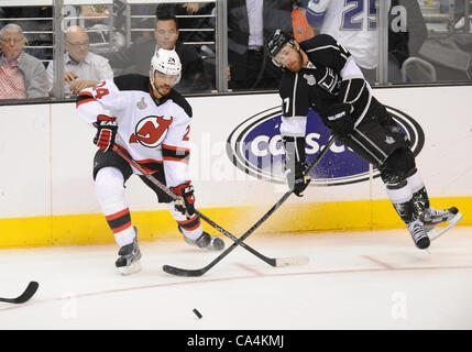 6. Juni 2012: Könige (77) Jeff Carter verliert er das Gleichgewicht, wie Teufel (24) Bryce Salvador den Puck in Spiel 4 der Stanley-Cup-Finale zwischen den New Jersey Devils und den Los Angeles Kings im Staples Center in Los Angeles, Kalifornien stiehlt. Stockfoto