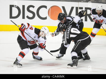 6. Juni 2012: Devils (24) Bryce Salvador und Könige (10) Mike Richards in einem face-off in Spiel 4 der Stanley-Cup-Finale zwischen den New Jersey Devils und den Los Angeles Kings im Staples Center in Los Angeles, Kalifornien. Stockfoto