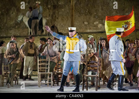 Israeli Opera führt Carmen in eine volle Generalprobe mit einer Besetzung von Hunderten, unter der Leitung von Daniel Oren und mit international renommierten Künstlern in der größten jemals in Israel inszeniert. Massada, Israel. 6. Juni 2012. Stockfoto