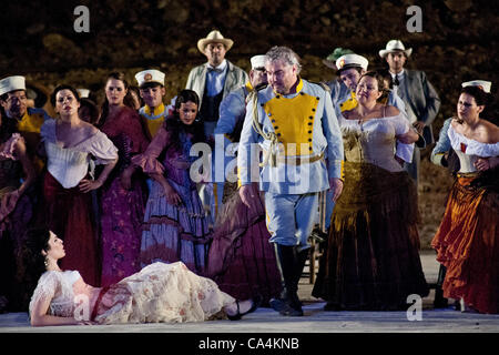 Israeli Opera führt Carmen in eine volle Generalprobe mit einer Besetzung von Hunderten, unter der Leitung von Daniel Oren und mit international renommierten Künstlern in der größten jemals in Israel inszeniert. Massada, Israel. 6. Juni 2012. Stockfoto