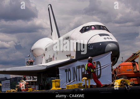 6. Juni 2012. New York City, USA. Ein Crew-Mitglied von Wochen Marine Team Heavy Lift Service wartet auf einem Lastkahn, mit dem Space Shuttle Enterprise Stockfoto