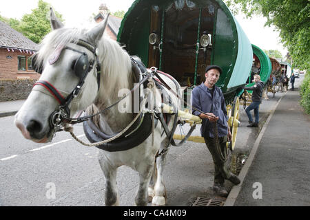 Mittwoch, 6. Juni 2012 bei Appleby, Cumbria, England, UK. Pferden gezogene Bogen-Top Wagen kommen aus ganz England für Appleby Fair, die größte jährliche Zusammenkunft von Sinti und Roma und fahrenden in Europa. Jason Plant (im Bild) macht seinen eigenen Wagen und verbrachte zweieinhalb Wochen auf der Straße, th zu erreichen Stockfoto