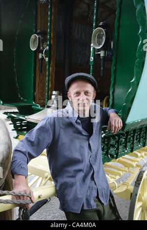 Mittwoch, 6. Juni 2012 bei Appleby, Cumbria, England, UK. Pferden gezogene Bogen-Top Wagen kommen aus ganz England für Appleby Fair, die größte jährliche Zusammenkunft von Sinti und Roma und fahrenden in Europa. Jason Plant (im Bild) macht seinen eigenen Wagen und verbrachte zweieinhalb Wochen auf der Straße, th zu erreichen Stockfoto