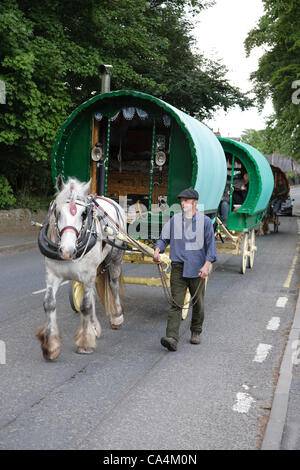 Mittwoch, 6. Juni 2012 bei Appleby, Cumbria, England, UK. Pferden gezogene Bogen-Top Wagen kommen aus ganz England für Appleby Fair, die größte jährliche Zusammenkunft von Sinti und Roma und fahrenden in Europa. Jason Plant (im Bild) macht seinen eigenen Wagen und verbrachte zweieinhalb Wochen auf der Straße, th zu erreichen Stockfoto