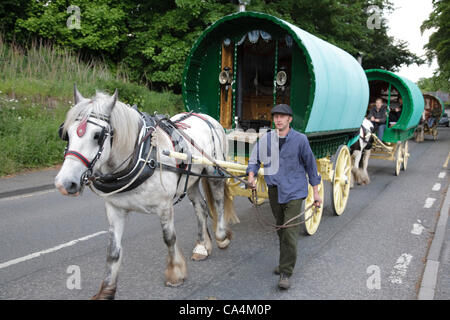 Mittwoch, 6. Juni 2012 bei Appleby, Cumbria, England, UK.  Pferden gezogene Bogen-Top Wagen kommen aus ganz England für Appleby Fair, die größte jährliche Zusammenkunft von Sinti und Roma und fahrenden in Europa. Jason Plant (im Bild) macht seinen eigenen Wagen und verbrachte zweieinhalb Wochen auf der Straße, t zu erreichen Stockfoto