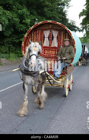 Mittwoch, 6. Juni 2012 bei Appleby, Cumbria, England, UK. Pferden gezogene Bogen-Top Wagen kommen aus ganz England für Appleby Fair, die größte jährliche Zusammenkunft von Sinti und Roma und fahrenden in Europa. Trevor Jones (Bild) verbrachte drei Wochen unterwegs, um die Messe von The Wirral zu erreichen. Die Messe Stockfoto