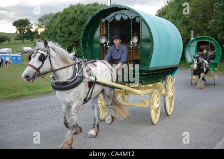 Mittwoch, 6. Juni 2012 bei Appleby, Cumbria, England, UK. Pferden gezogene Bogen-Top Wagen kommen aus ganz England für Appleby Fair, die größte jährliche Zusammenkunft von Sinti und Roma und fahrenden in Europa. Jason Plant (im Bild) macht seinen eigenen Wagen und verbrachte zweieinhalb Wochen auf der Straße, th zu erreichen Stockfoto