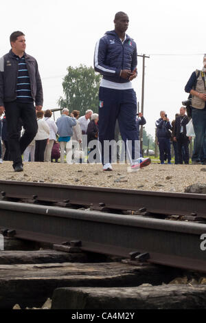 Mario Balotelli (ITA), 6. Juni 2012 - Fußball / Fußball: Italiens "Fußballspieler Besuch in Auschwitz-Birkenau ehemalige Nazi-Konzentrationslager in Oswiecim, Polen. (Foto von Maurizio Borsari/AFLO) [0855] Stockfoto