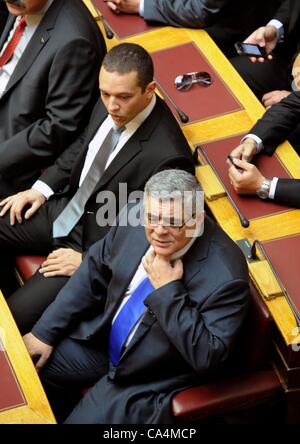 17. Mai 2012, Athen, Griechenland. Ilias Kasidiaris(top left), Golden Dawn und Führer Michaloliakos im Parlament. 7. Juni 2012 Haftbefehl für Kasidiaris Haftbefehl ergangen ist, nachdem er linke SYRIZA Wasser warf die Rena Dourou und dann schlug KKEs Liana Kanelli dreimal während einer live TV-Debatte. Stockfoto