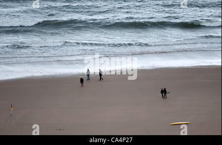 Langland Bucht - Swansea - UK 7. Juni 2012: Wanderer trotzen Wind und Regen auf die in der Nähe von verlassenen Langland Bucht heute Nachmittag, wie das Wetter in der Halbzeit-Pause verschlechtert. Stockfoto