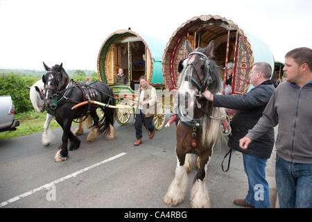 Donnerstag, 7. Juni 2012 bei Appleby, Cumbria, England, UK. Pferden gezogene Bogen-Top Wagen kommen aus ganz England am ersten Tag der Messe Appleby, die größte jährliche Zusammenkunft von Sinti und Roma und fahrenden in Europa.  Die Messe findet statt 7.-13. Juni 2012. Stockfoto