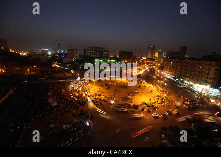 7. Juni 2012 - Kairo, Ägypten - ägyptische Anti-Mubarak-Demonstranten im Kairoer Tahrir-Platz am 7. Juni 2012 zeigen. Tausende Ägypter strömten zum ikonischen Kairos Tahrir-Platz und andere Orte am Donnerstag das Urteil im Fall Ex-Präsident Hosni Mubarak sowie Rücktritt überliefert zu protestieren Stockfoto